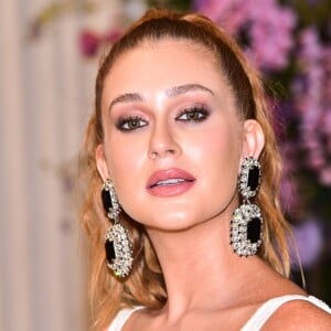 Marina Ruy Barbosa aposta em vestido com babado e acessórios de cristais em evento com Sabrina Sato e mais famosas nesta terça-feira, dia 05 de novembro de 2019