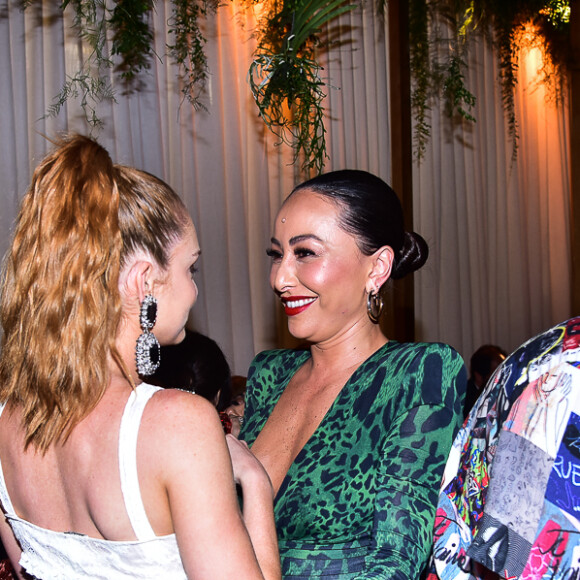 Marina Ruy Barbosa e Sabrina Sato se abraçam em evento de beleza nesta terça-feira, dia 05 de novembro de 2019