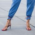 Sapato de salto pode ser usado amarrado em cima da barra da calça para um look mais fashionista
