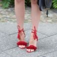 Sapato da moda: modelo vermelho com amarrações no tornozelo funciona muito bem looks mais descontraídos para o dia a dia