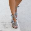 Sandália de amarrações é hit na moda e pode ser usada com peças de alfaiataria em looks mais sérios ou descontraídos no verão 2020