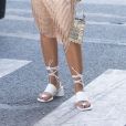 Sapato do verão 2020: a sandália de amarração na cor branca deixa o look ainda mais elegante