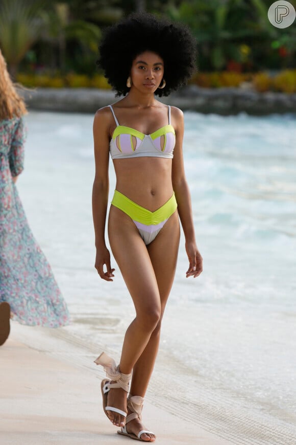 Moda praia: a sandália hit do verão pode ser aliada a outras trends, como o biquíni com detalhes em verde neon