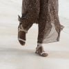 Moda 2020: sandália rasteirinha de amarração pode ser usada com um conjuntinho casual para o dia a dia, como saia ampla e top cropped com manga bufante