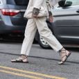 Sapato da moda: a sandália de amarração é a pedida certeira para deixar o office look mais fresquinho no verão