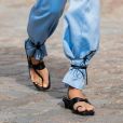Sapato da moda 2020: a sandália da moda tem sido usado por fora da calça para um look ainda mais fashion