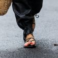 Sapato da moda 2020: o truque de estilo para deixar a sandália hit da temporada ainda mais fashion é amarrá-la por cima da calça