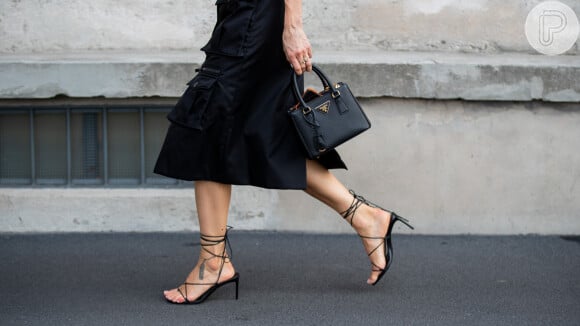 Sapato da moda 2020: salto ou rasteirinha com amarrações no tornozelo são tendência nos looks do próximo verão