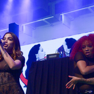 Anitta usou macaquinho com bordados e transparência para show