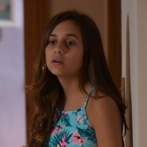Na novela 'Topíssima', Jade (Myrella Victória) passa mal após comer com a mãe, Thaís (Samara Felippo) no capítulo de quarta-feira, 13 de novembro de 2019