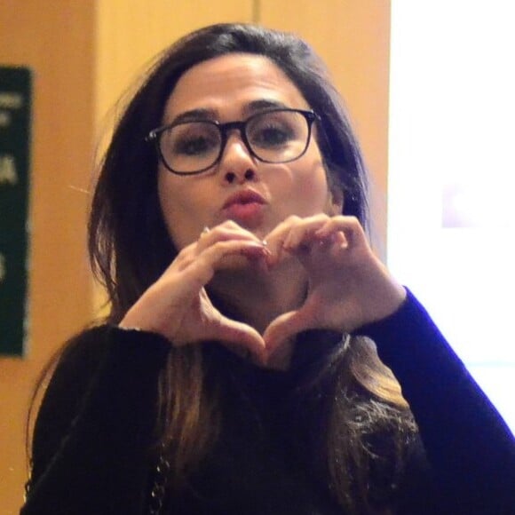 Cabelo de Tatá Werneck chamou atenção na web por um detalhe ao postar foto amamentando a filha, Clara Maria