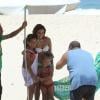 Paloma Bernardi posa com fãs na praia