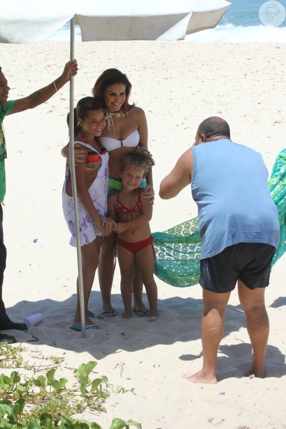 Paloma Bernardi posa com fãs na praia