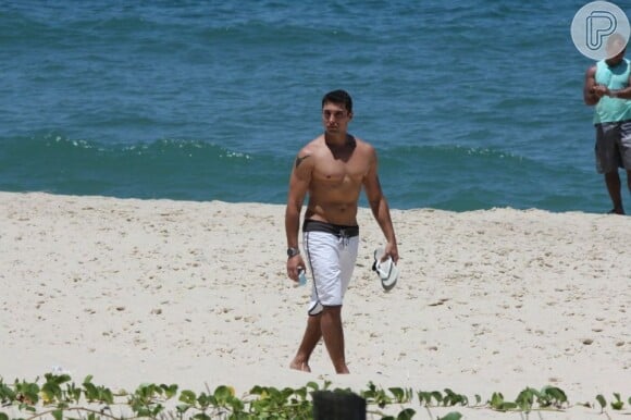 Leonardo Carvalho grava sem camisa na praia da Maumba, no Rio