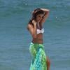 Paloma Bernardi faz pose sencual durante gravação de 'Salve Jorge' na praia