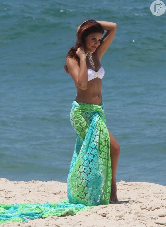 Paloma Bernardi faz pose sencual durante gravação de 'Salve Jorge' na praia