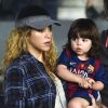 Shakira exibe barriga do início da gestação durante jogo do Barcelona contra o Eibar, na Espanha
