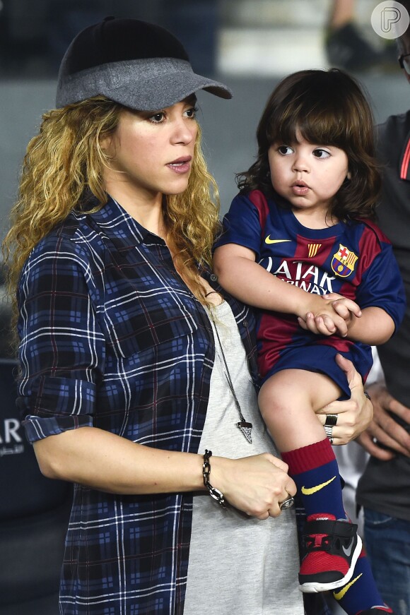 Shakira exibe barriga do início da gestação durante jogo do Barcelona contra o Eibar, na Espanha