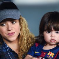 Grávida, Shakira vai com o filho, Milan, ao jogo de Piqué em estádio na Espanha