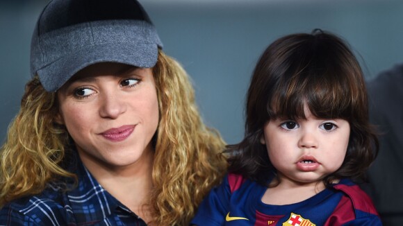 Grávida, Shakira vai com o filho, Milan, ao jogo de Piqué em estádio na Espanha