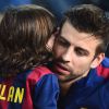 Shakira leva o filho para ver Piqué em jogo na Espanha. Jogador parou para dar atenção ao menino, Milan, de 1 ano