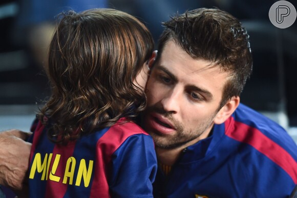 Shakira leva o filho para ver Piqué em jogo na Espanha. Jogador parou para dar atenção ao menino, Milan, de 1 ano