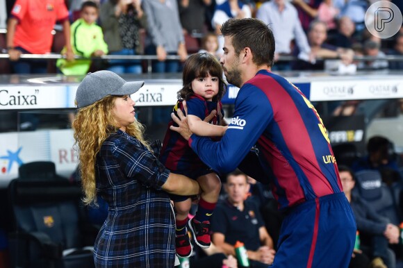 Shakira leva o filho, Milan, de 1 ano, para ver Piqué em jogo na Espanha. Jogador pegou o filho no colo antes do início da partida, neste sábado, 18 de outubro de 2014