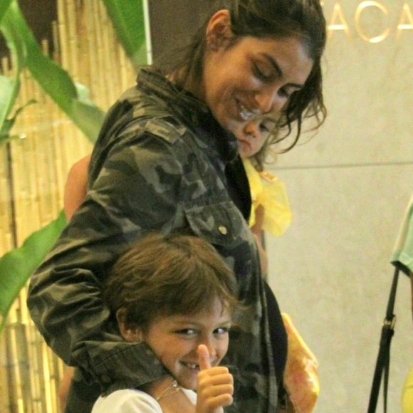 Filho de Felipe Simas e Mariana Uhlmann acenou para fotógrafo em passeio com os pais. Jornalista está grávida pela terceira vez e terá um segundo menino