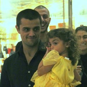 Felipe Simas carregou a filha, Maria, de 2 anos, no colo durante passeio por shopping, na noite desta sexta-feira, 8 de novembro de 2019