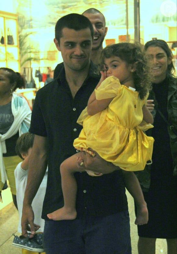 Felipe Simas carregou a filha, Maria, de 2 anos, no colo durante passeio por shopping, na noite desta sexta-feira, 8 de novembro de 2019