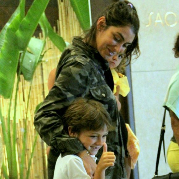 Mariana Uhlmann exibiu a barriguinha da terceira gravidez em passeio com os filhos e o marido, Felipe Simas