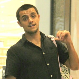 Felipe Simas carregou a mochila e os sapatinhos da filha, Maria, durante passeio por shopping