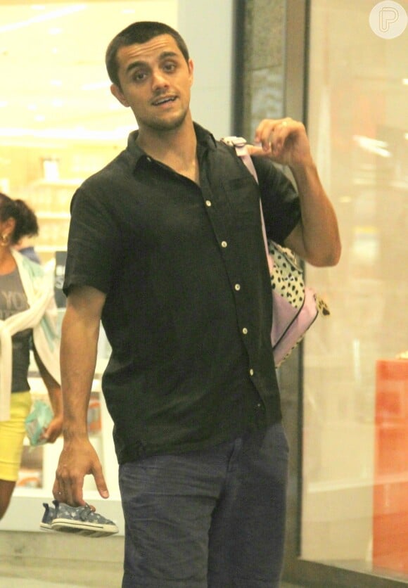 Felipe Simas carregou a mochila e os sapatinhos da filha, Maria, durante passeio por shopping