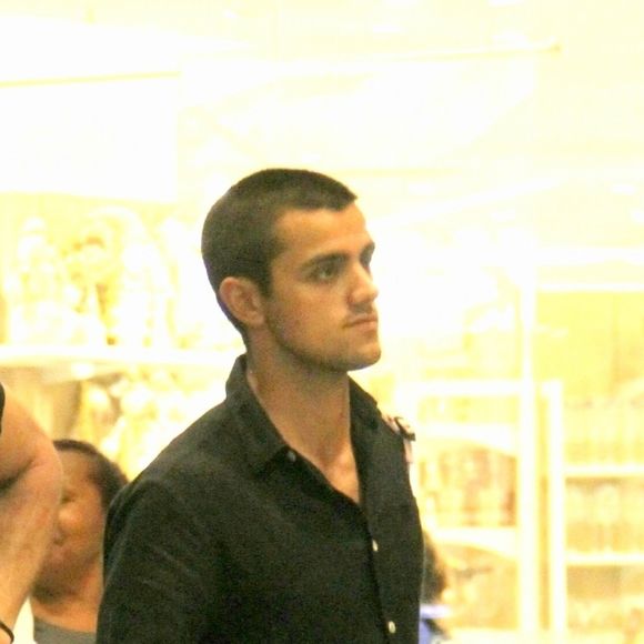 Felipe Simas e a mulher, Mariana Uhlmann, passearam em shopping do Rio com os filhos