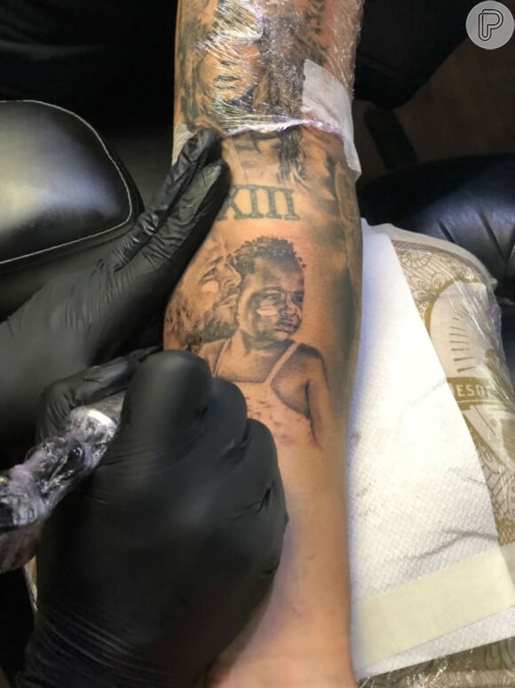 Bruno Gagliasso também tem uma foto de Títi tatuada em seu braço e mostrou neste sábado, 9 de novembro de 2019, no 'Caldeirão do Huck'