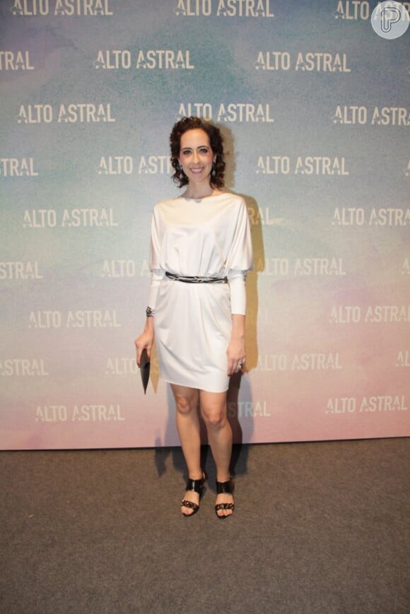 Marianna Armellini aposta em look com cintura marcada para a festa da novela 'Alto Astral', próxima das sete na Globo, em São Paulo
