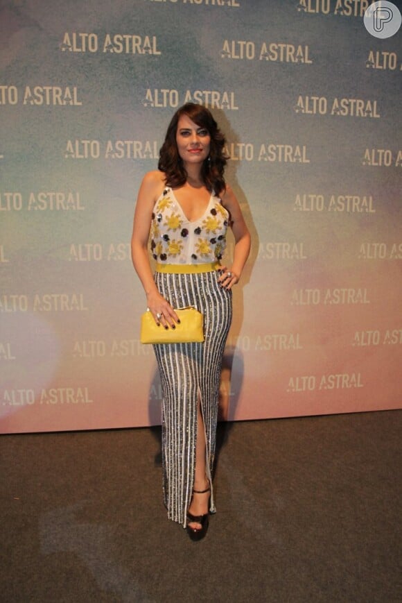 Adriana Prado aposta em look com mix de estampa na festa da novela 'Alto Astral', próxima das sete na Globo, em São Paulo