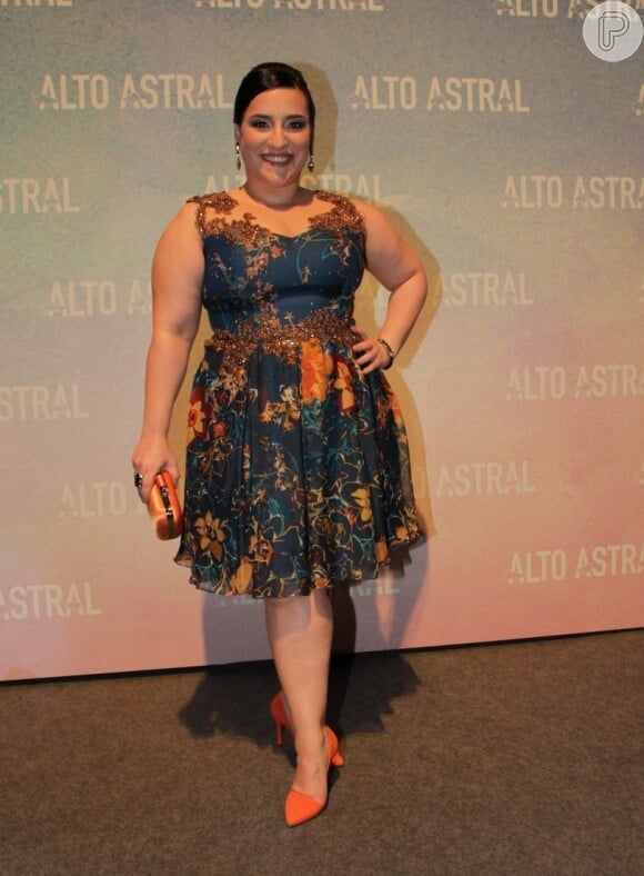 Simone Gutierrez usou vestido do estilisto Arthur Caliman na festa da novela 'Alto Astral', próxima das sete na Globo, em São Paulo