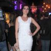 Mônica Iozzi, estreante em novelas, aposta em look branco com sapatos nude na festa da novela 'Alto Astral'