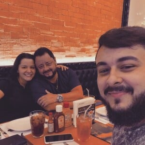 Maraisa, o pai e irmão curtiram jantar no restaurante Madero Steak House, no Flamboyant Shopping, em Goiânia, Goiás