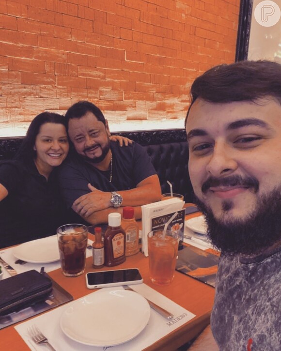 Maraisa, o pai e irmão curtiram jantar no restaurante Madero Steak House, no Flamboyant Shopping, em Goiânia, Goiás