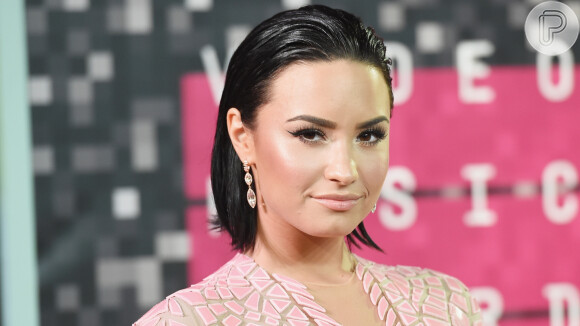 Demi Lovato deixa time das solteiras e assume novo compromisso