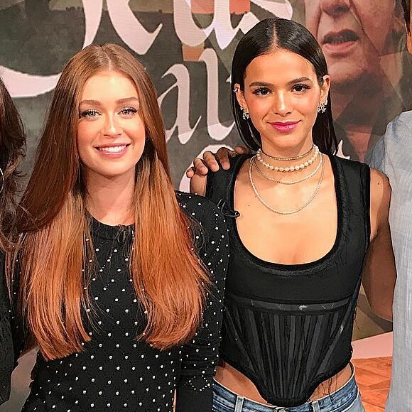 Bruna Marquezine rebate crítica de fã de Marina Ruy Barbosa em comentário no Twitter neste domingo, dia 17 de novembro de 2019