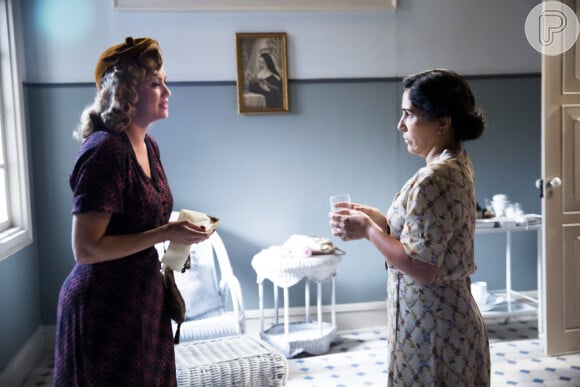 Alfredo (Nicolas Prattes) pega lenço Marion (Ellen Rocche) sem saber que é de sua mãe e Lola (Gloria Pires) desconfia na novela 'Éramos Seis'