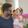 Henri Castelli leva a filha Maria Eduarda, de 10 meses, a evento de beleza em São Paulo