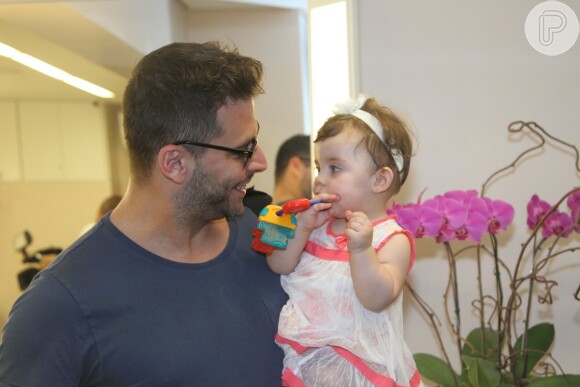 Henri Castelli leva a filha Maria Eduarda, de 10 meses, a evento de beleza em São Paulo