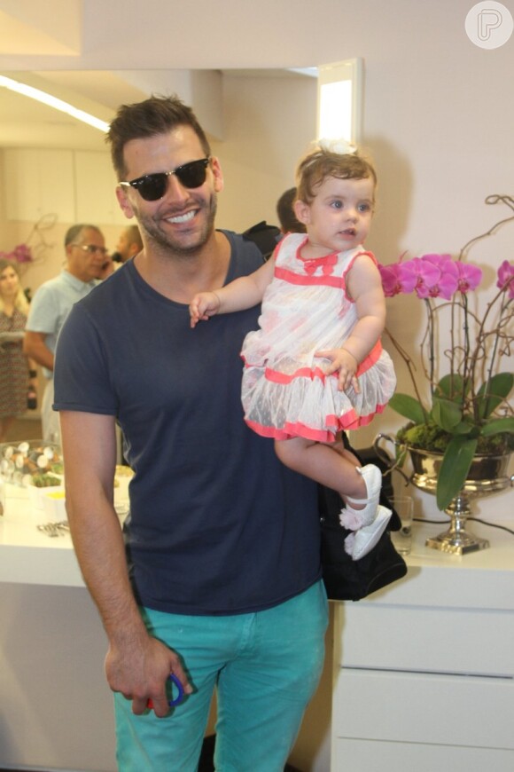 Henri Castelli vai com a filha, Maria Eduarda, de 10 meses, a evento de beleza em São Paulo