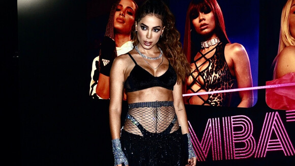 Anitta mostra prova de figurino em bastidor de show e é elogiada: 'Corpo lindo'