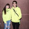 Sophia Valverde e o namorado, Lucas Burgatti, escolheram o mesmo casaco neon para o show juntos