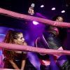 Anitta ganha beijo roubado de MC Rebecca em palco da festa 'Combatchy'